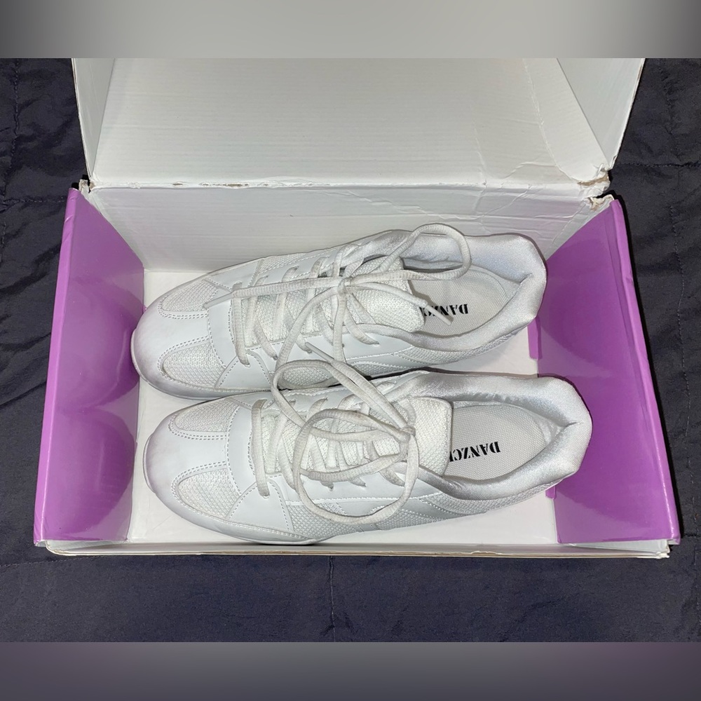 Danzcue women’s size 8 cheer shoe